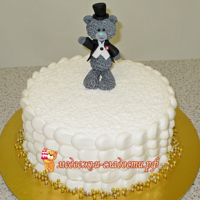 Белый торт с медведем в смокинге, белый торт без мастики с мишкой